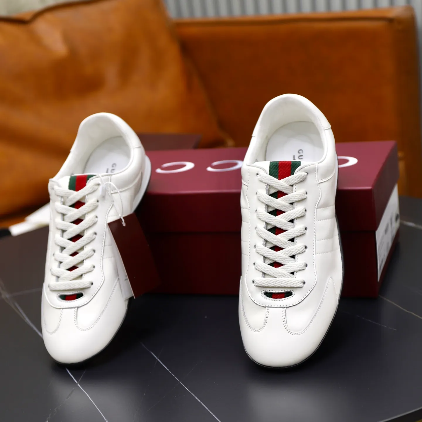 Ex-factory price: 580💰💰Gucci Shift series couple's sports shoes ❗❗ The Gucci Shift series is newly launched, with a lightweight design that reinterprets sports style. The neat silhouette adds a sense of freedom and exudes sophistication when moving. The webbing detail runs like an endless ribbon throughout the design, and the side seam details add a finishing touch. ❗Original development ❗Washed effect cowhide upper ❗Two-color Tpu outsole ❗Size: Female 35-41 Male 39-45